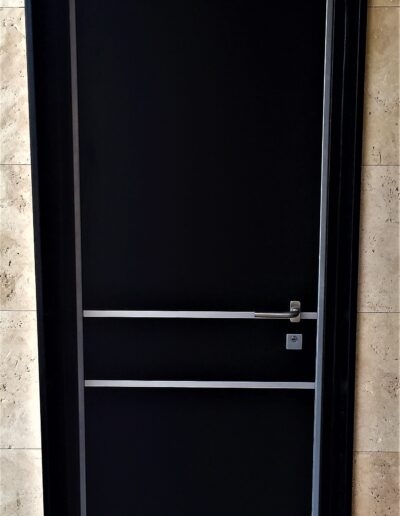 Puerta con acabado en negro y diseño metalizado en bordes
