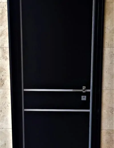 Puerta con acabado en negro y diseño metalizado en bordes