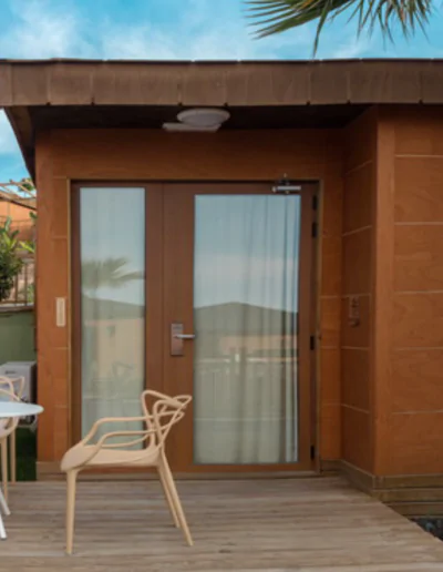 Puerta al exterior con ventanal grande y acabado en madera