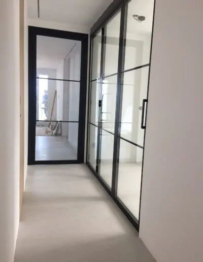 Puerta con cristaleras en acabado en negro con abatible