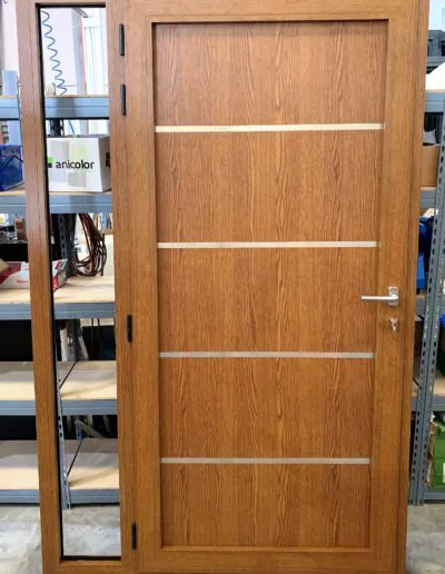 Puerta acabada en madera con cristalera al lado pequeña