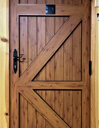 Puerta exterior con acabado en madera