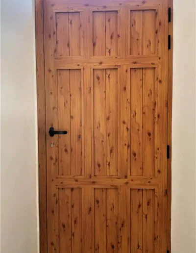 Diseño de puerta acabada en madera y cristalera arriba pequeña