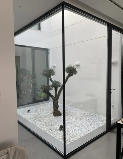 Cristalera a jardin pequeño exterior con puerta abatible acabado en negro