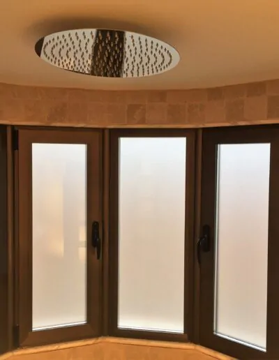 Set de puertas con cristal opaco en acabado marron