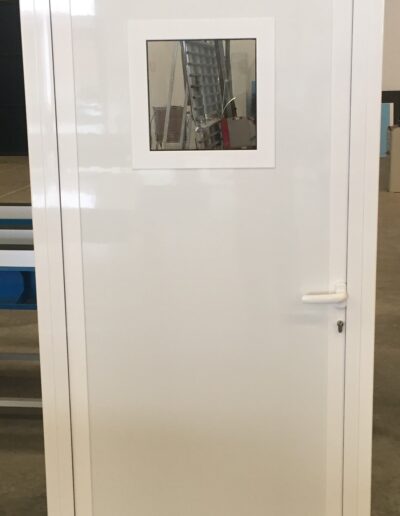 Puerta con ventanita de cristal y acabado blanco
