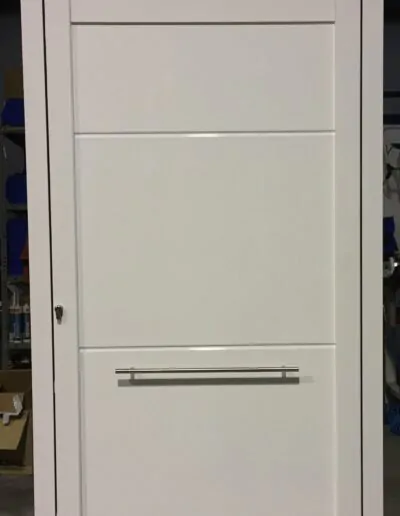 Puerta con acabado blanco