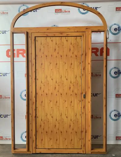 Estructura de puerta con ventanales