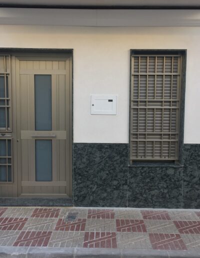 Diseño de puertas y ventana con rejas acabados en un marron grisaceo mate