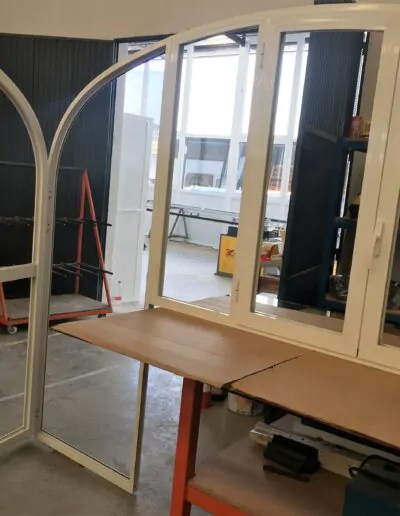 Arco Medio Punto Dos Hojas y un ventanal abatible
