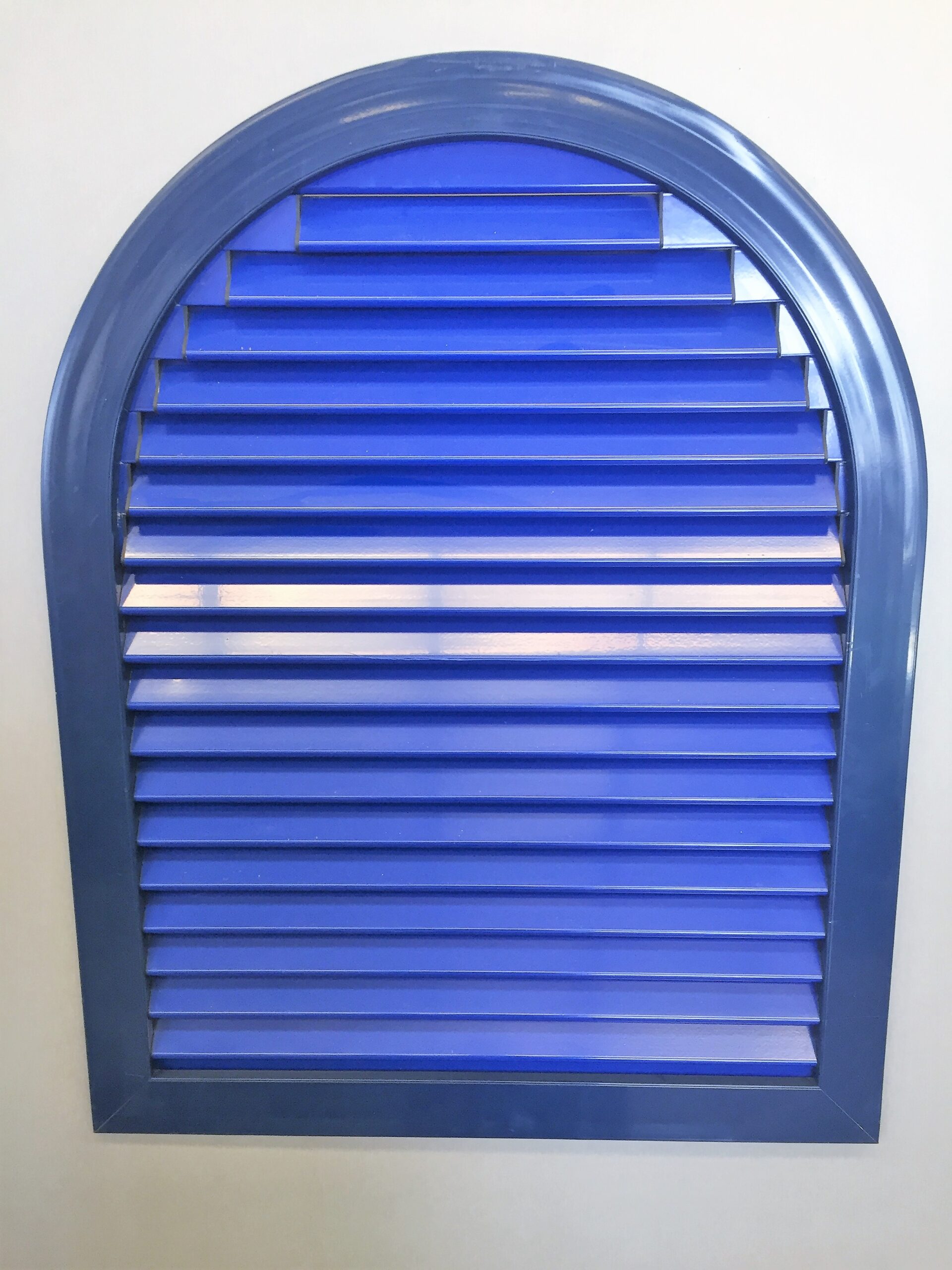 Diseño de ventanal de color azul con persiana fija