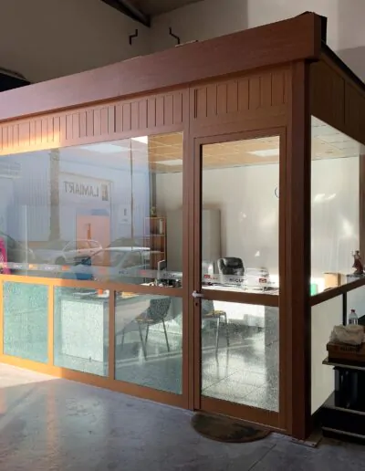 Diseño de puerta exterior con ventanales acabado en marron