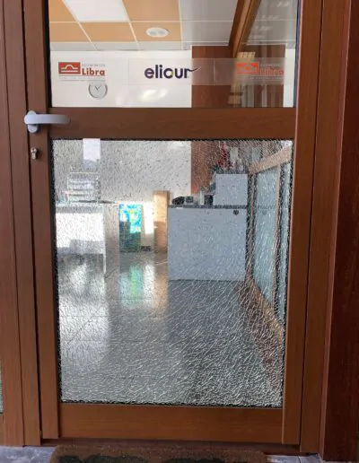 Puerta con diesño roto de cristal