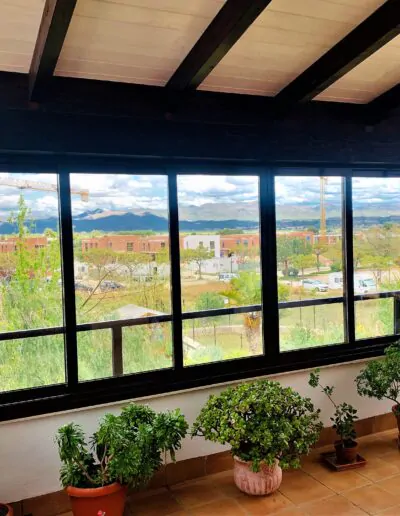 Mirador con varias ventanas en acabado en marron oscuro
