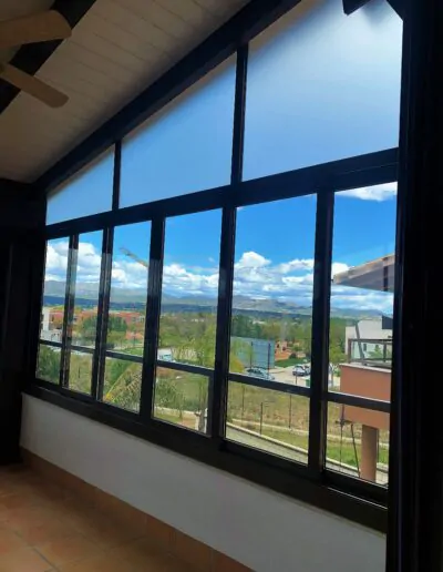 Mirador con varias ventanas en acabado en marron oscuro