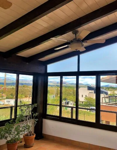 Mirador con varias ventanas en acabado en marron oscuro