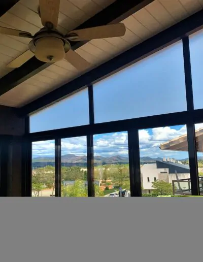 Mirador con varias ventanas en acabado en marron oscuro
