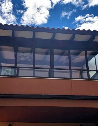 Mirador con varias ventanas en acabado en marron oscuro