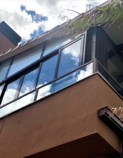 Mirador con varias ventanas en acabado en marron oscuro