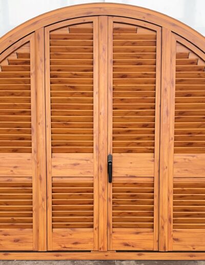 Diseño de ventanal de color madera con puerta abatible