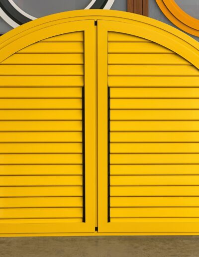 Diseño de ventanal de color amarillo con mecanica abatible