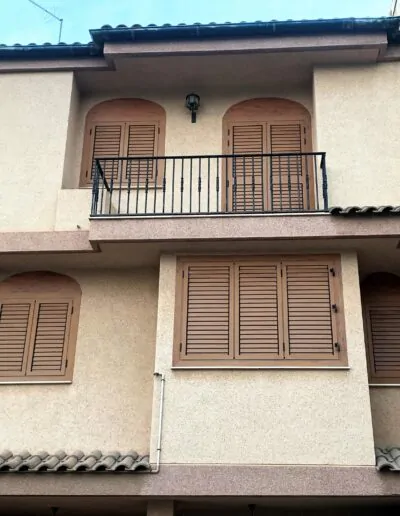 Diseño de ventanales acabados en madera con persiana fija y acción abatible