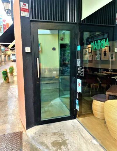 Diseño de puerta exterior con ventanal en la derecha acabado en negro