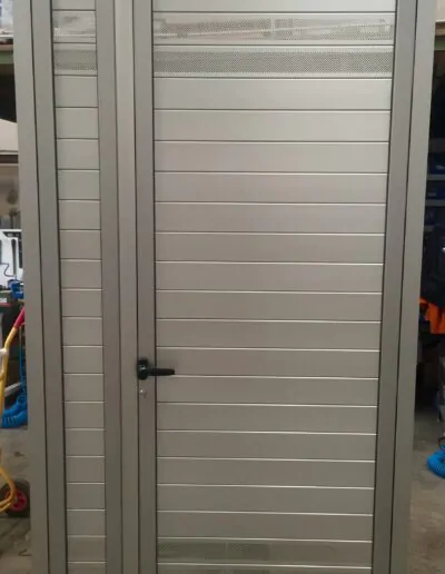 Puerta con persiana para exteriores de jardin etc.. con acabado metalico