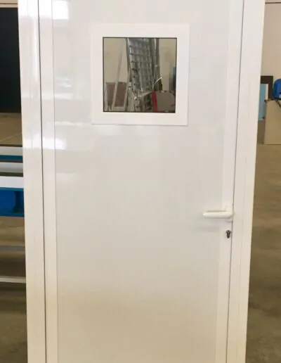 Puerta con ventanita de cristal y acabado blanco