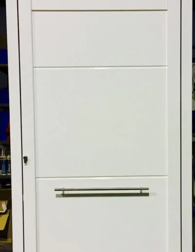 Puerta con acabado blanco