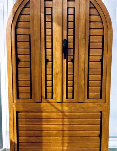 Diseño de ventanal de color madera con puerta abatible
