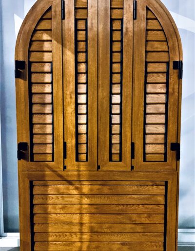Diseño de ventanal de color madera con puerta abatible
