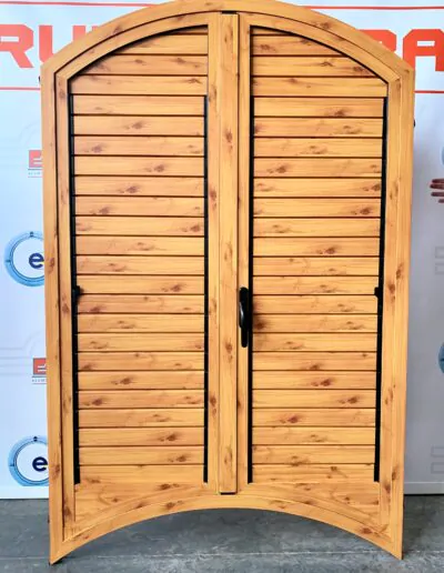 Diseño de ventanal de color madera con puerta abatible