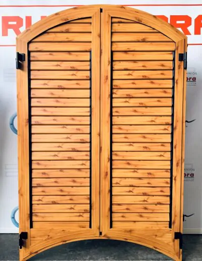 Diseño de ventanal de color madera con puerta abatible