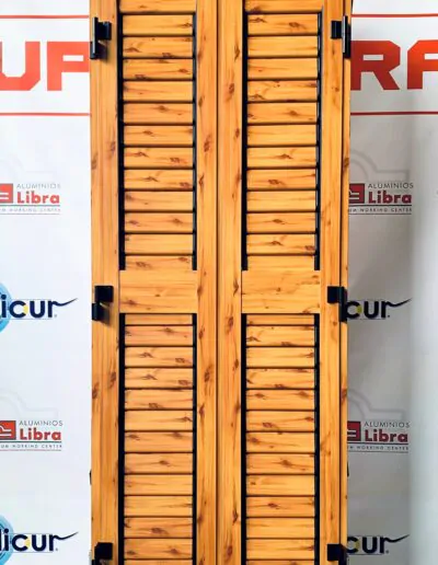 Diseño de ventanal de color madera con puerta abatible