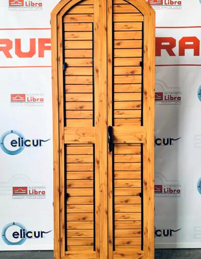 Diseño de ventanal de color madera con puerta abatible