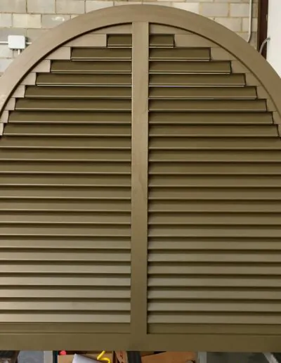 Diseño de ventanal de color madera con persiana fija