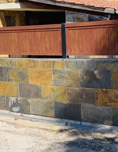 Fachada con diseño moderno y acabados en madera y otros en piedra