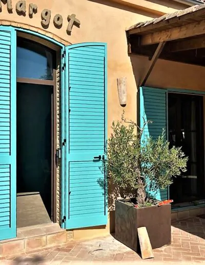 Puerta que da al exterior con mecanica de ventanal corredero acabado en azul