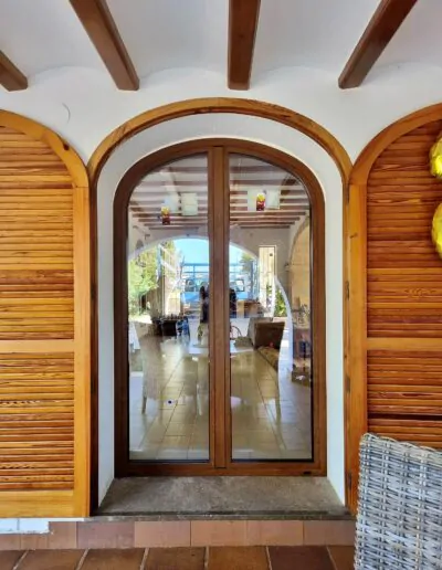 Puerta cristalera con accion abatible